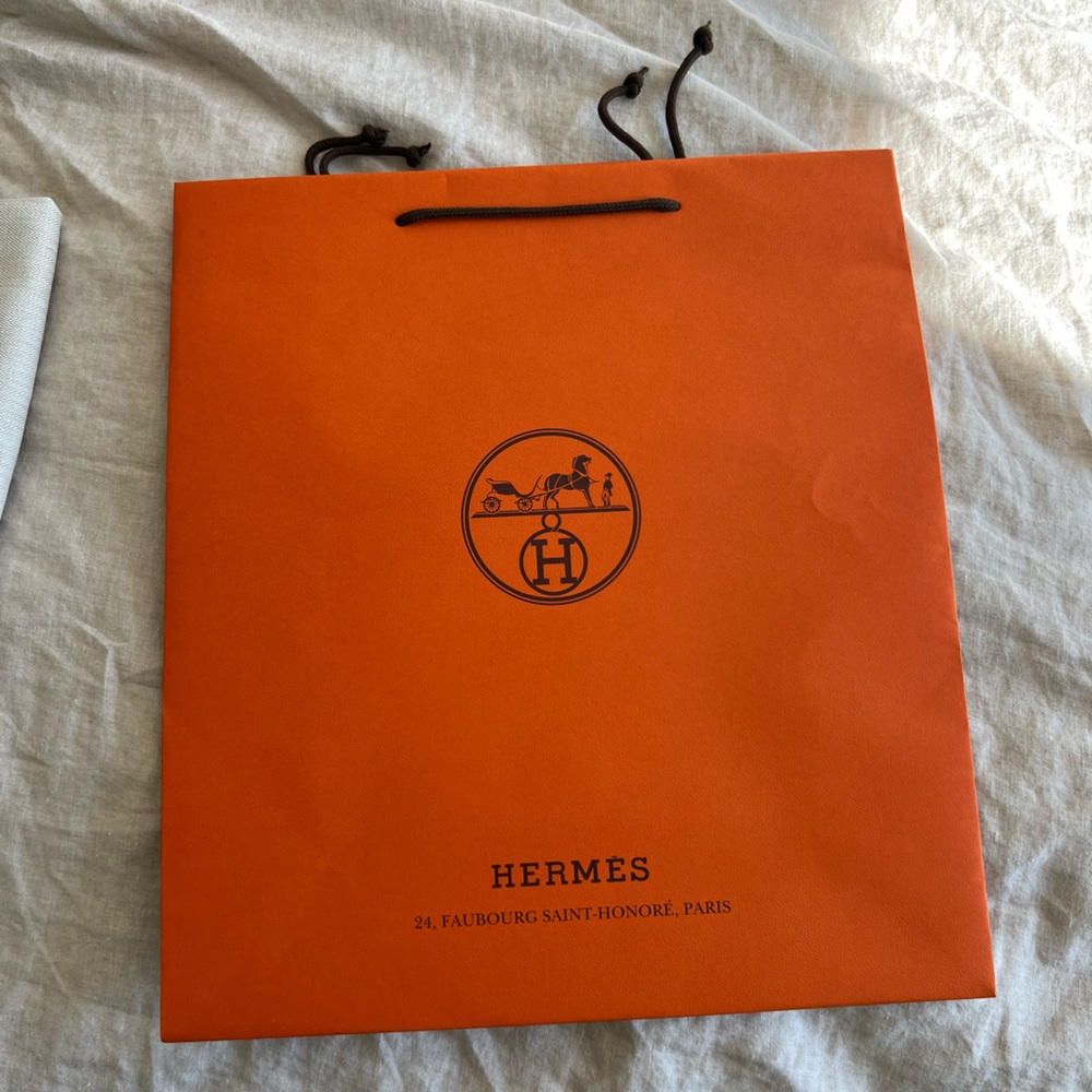 Brand new large Hermes shopping bag

Listing 1 of 2 available